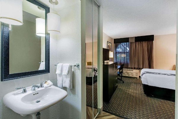 La Quinta Inn & Suites by Wyndham Fort Lauderdale Tamarac image 25